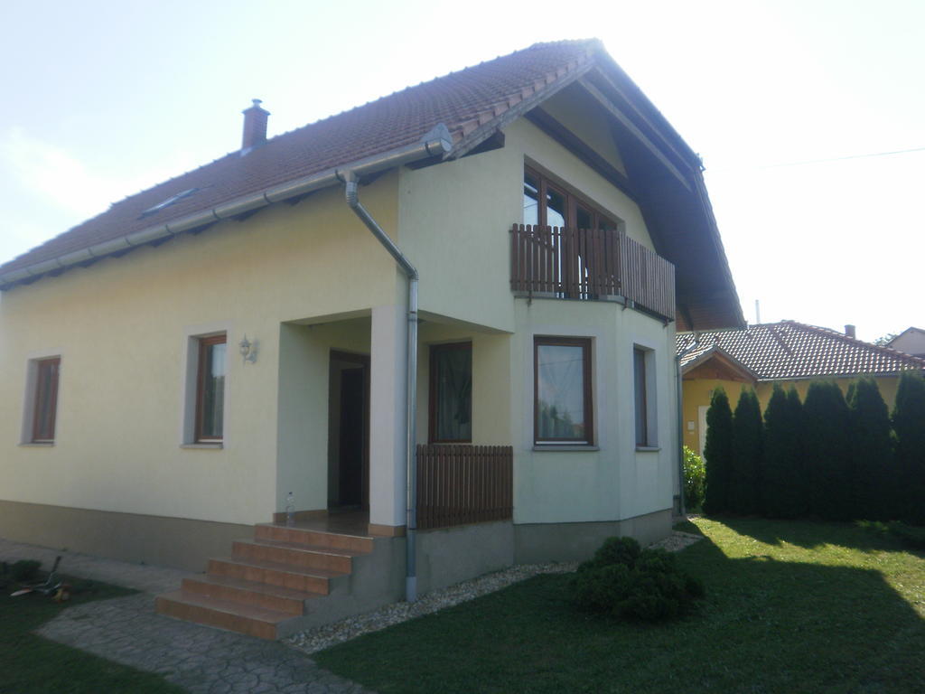 Zalakarosi Egerfa Nyaralohaz Foeldszinti Es Emeleti Apartman Exterior foto
