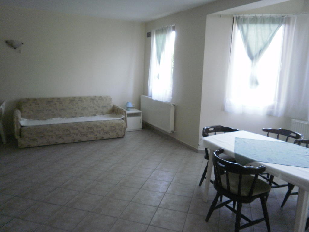 Zalakarosi Egerfa Nyaralohaz Foeldszinti Es Emeleti Apartman Zimmer foto