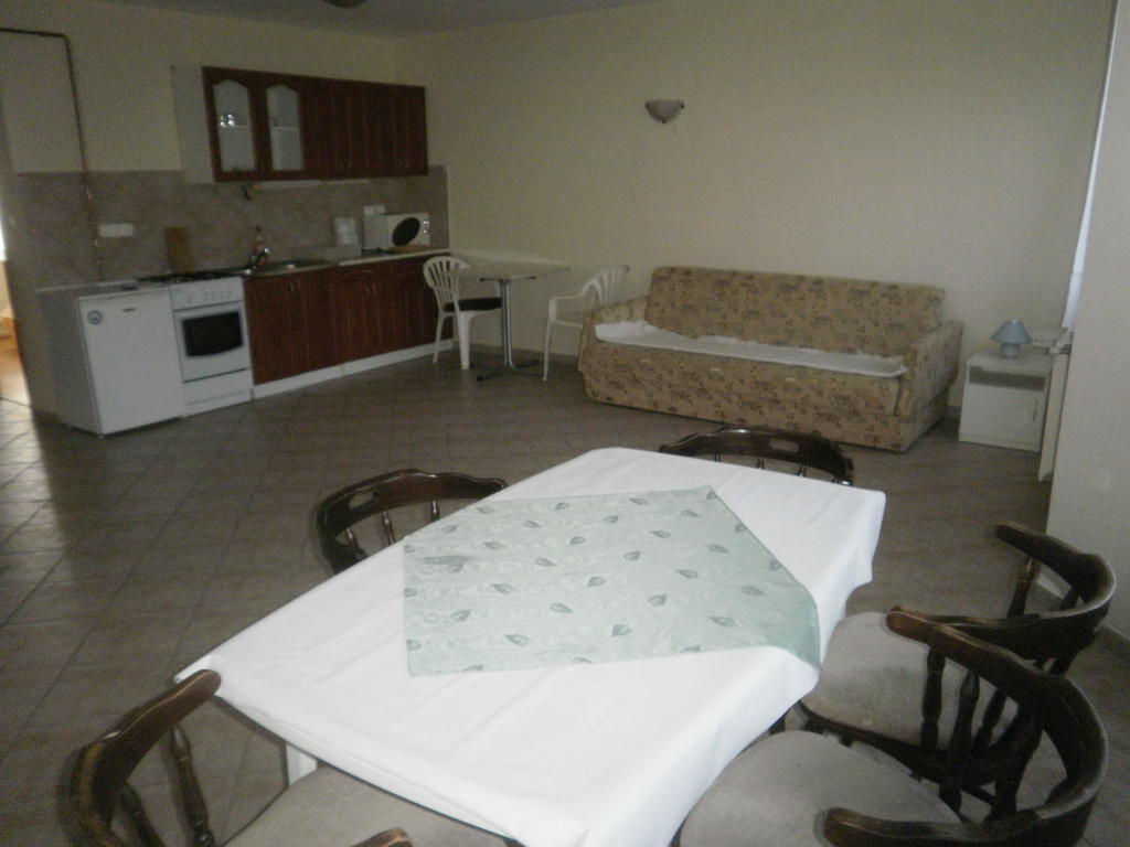 Zalakarosi Egerfa Nyaralohaz Foeldszinti Es Emeleti Apartman Zimmer foto