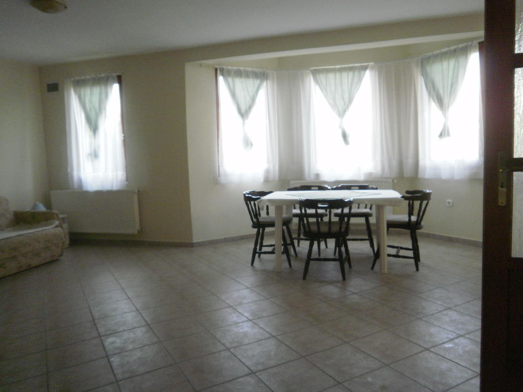 Zalakarosi Egerfa Nyaralohaz Foeldszinti Es Emeleti Apartman Zimmer foto