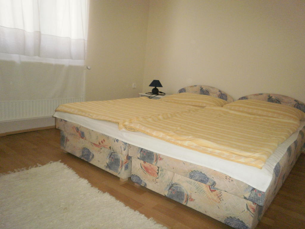 Zalakarosi Egerfa Nyaralohaz Foeldszinti Es Emeleti Apartman Zimmer foto